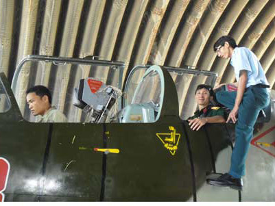 Tác giả trên một chiếc L39 tại trường Sĩ quan không quân. Tác giả trên một chiếc L39 tại trường Sĩ quan không quân