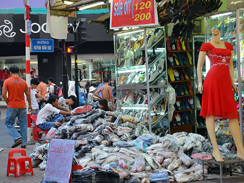 Hàng giảm giá xuống đường nhưng chất lượng thì may rủi . Ảnh: Tấn Thạnh Hàng giảm giá xuống đường nhưng chất lượng thì may rủi