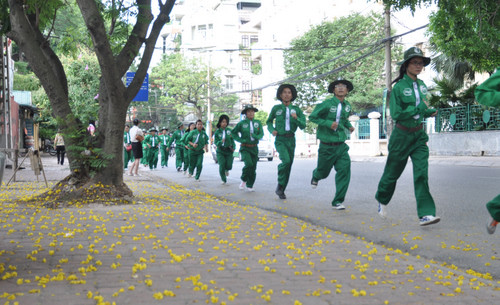 Đoàn đi qua phố Nguyễn Du trải hoa vàng 