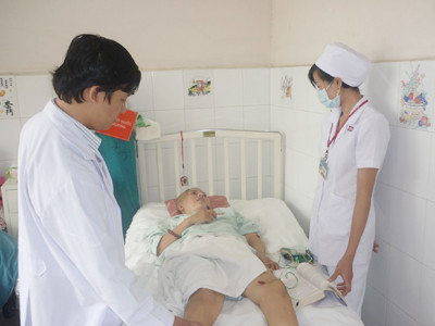 Chị Phương đã tỉnh táo sau 3 cuộc phẫu thuật và đang tập vật lý trị liệu. Ảnh: L.N. Chị Phương đã tỉnh táo sau 3 cuộc phẫu thuật và đang tập vật lý trị liệu Ảnh: L.N