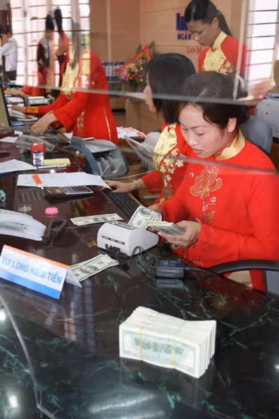 Ngân hàng phải gánh hai vai: Vừa là kho giữ tiền, vừa đảm bảo cung tiền Ảnh: Minh Hà