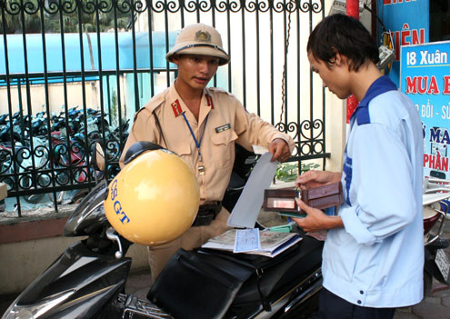 Hiện nay, ngoài việc nộp phạt tại chỗ, người vi phạm phải tới kho bạc để nộp tiền. Ảnh: Bá Đô