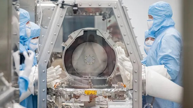Các nhà khoa học của NASA mở nắp mẫu OSIRIS-REx sau khi tàu vũ trụ quay trở lại Trái đất. (Ảnh: Robert Markowitz) Các nhà khoa học của NASA mở nắp mẫu OSIRIS-REx sau khi tàu vũ trụ quay trở lại Trái đất. (Ảnh: Robert Markowitz)