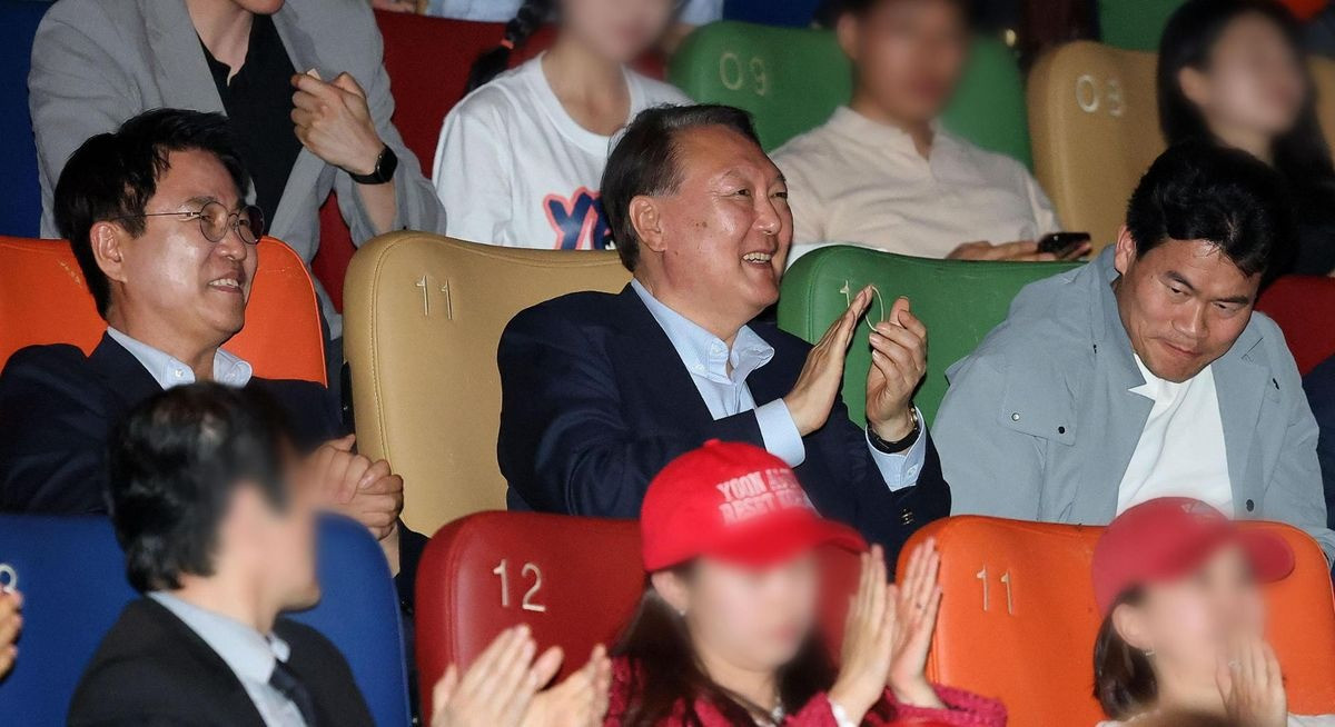 Ông Yoon gây tranh cãi vì đi xem phim về thiết quân luật sau khi mất chức. Ảnh: Yonhap.