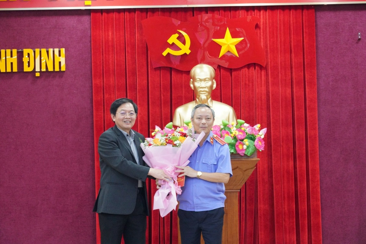 Bí thư Tỉnh ủy Bình Định Hồ Quốc Dũng tặng hoa chúc mừng ông Lê Trung Hưng. Ảnh: VOV. Bí thư Tỉnh ủy Bình Định Hồ Quốc Dũng tặng hoa chúc mừng ông Lê Trung Hưng. Ảnh: VOV.