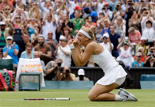 Sabine Lisicki vỡ oà trong niềm vui chiến thắng trước Serena Williams. Sabine Lisicki vỡ oà trong niềm vui chiến thắng trước Serena Williams