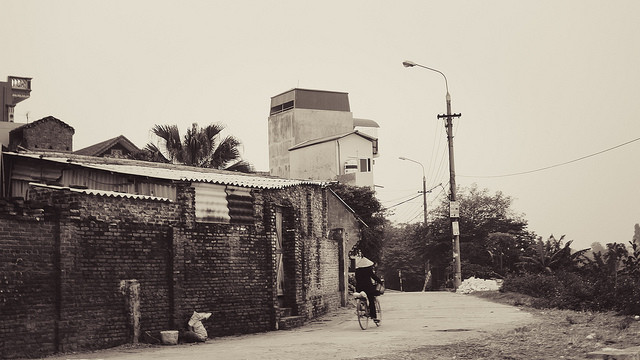 Thỉng thoảng tôi thích đi bộ ở phố cổ, vào trong những con ngõ bé xíu mà chẳng biết sẽ đưa người ta đến đâu. Một ngõ cụt tối tăm, một góc bếp ấm áp hay ánh sáng hắt ra từ một gia đình đang quây quần quanh bữa cơm. Một góc quán nhỏ cho những cuộc hội ngộ Những quán bia quen thuộc ở Hà Nội Một góc phố của người lao động, gương mặt chú thợ hàn thanh thản lạ Bác thợ vẽ tranh truyền thần ở chợ Đồng Xuân Những nghệ nhân đường phố Ngõ vắng ngoại ô Hà Nội Hoàng hôn sau một cơn mưa - nhìn về Hà Nội từ cầu Long Biên - đằng sau sương khói mờ nhân ảnh kia là một Hà Nội phồn hoa và nhộn nhịp Về nhà