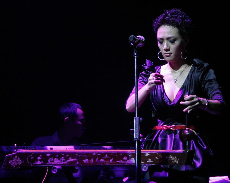 Đặc biệt, khán giả còn thực sự ấn tượng với nhóm Năm dòng kẻ không chỉ bởi các ca khúc tự sáng tác mà còn là các phần biểu diễn và trình tấu nhạc cụ