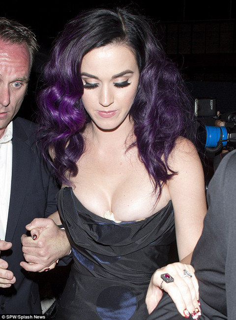 Tối hôm qua, nữ ca sĩ xinh đẹp Katy Perry tham dự một bữa tiệc lớn được tổ chức ở đại lộ Hollywood