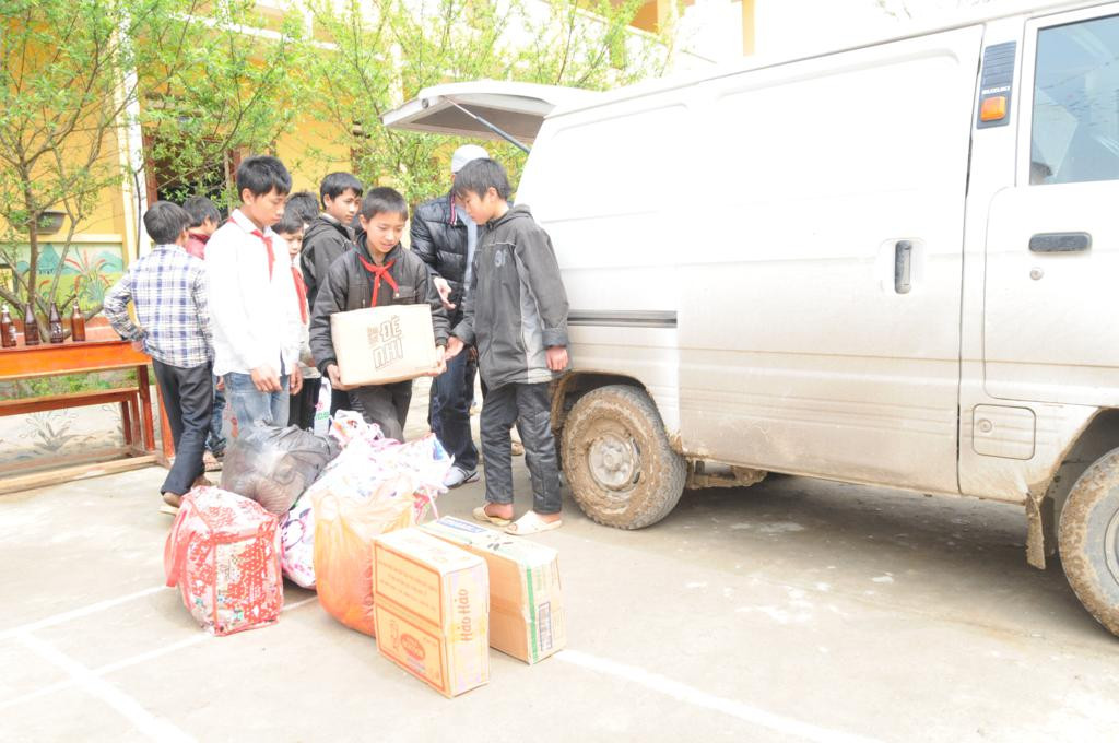 Các em học sinh háo hức với những phần quà ý nghĩa