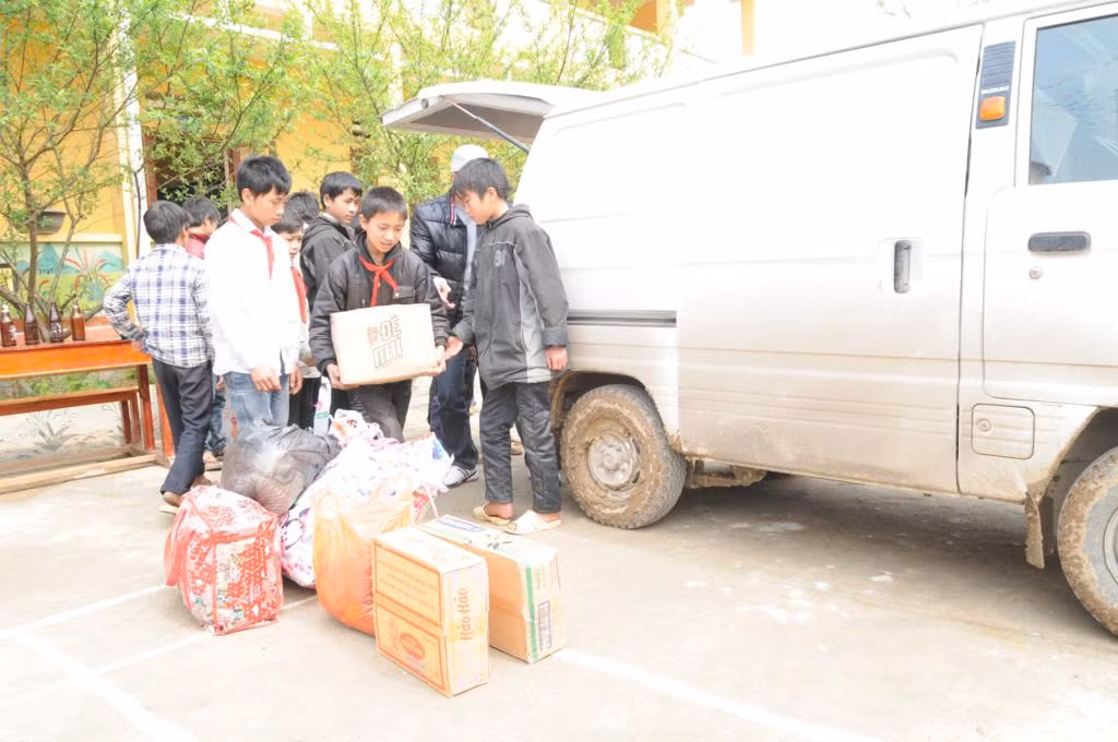 Các em học sinh háo hức với những phần quà ý nghĩa