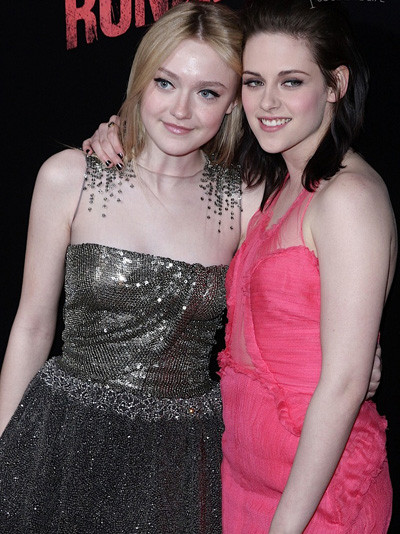 Dakota và bạn diễn trong The Runaways - Kristen Stewart.