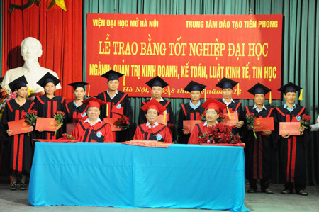 Các học viên chụp ảnh lưu niệm cùng Viện trưởng Viện ĐH Mở và Phó TBT Báo Tiền Phong. Các học viên chụp ảnh lưu niệm cùng Viện trưởng Viện ĐH Mở và Phó TBT Báo Tiền Phong