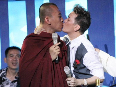 Nụ hôn đình đám nhất làng giải trí trong năm. Nụ hôn đình đám nhất làng giải trí trong năm