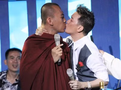 Nụ hôn đình đám nhất làng giải trí trong năm