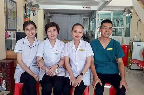 Năm nhân viên phòng khám lao ra công viên cứu sản phụ đẻ rơi con ảnh 2