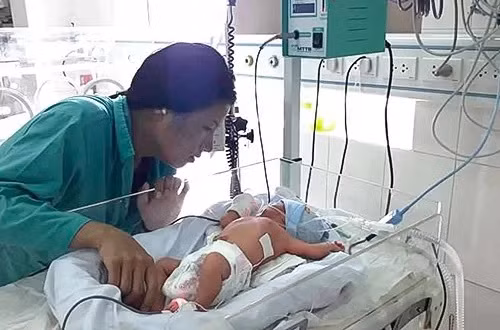 Năm nhân viên phòng khám lao ra công viên cứu sản phụ đẻ rơi con ảnh 1