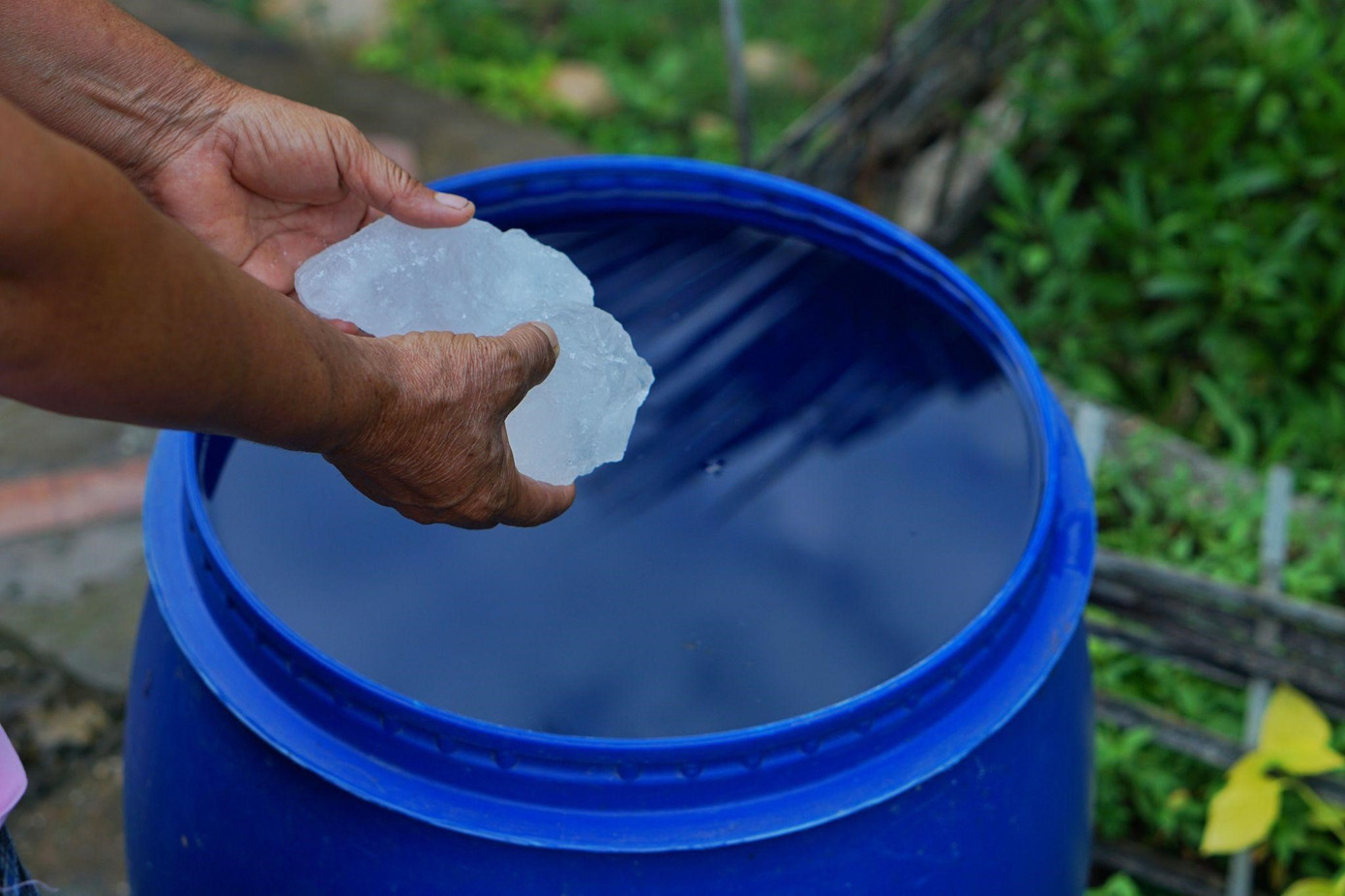 Sử dụng phèn chua có thể giúp làm sạch nước sinh hoạt. Tỷ lệ một g phèn chua dùng được cho 25 lít nước.