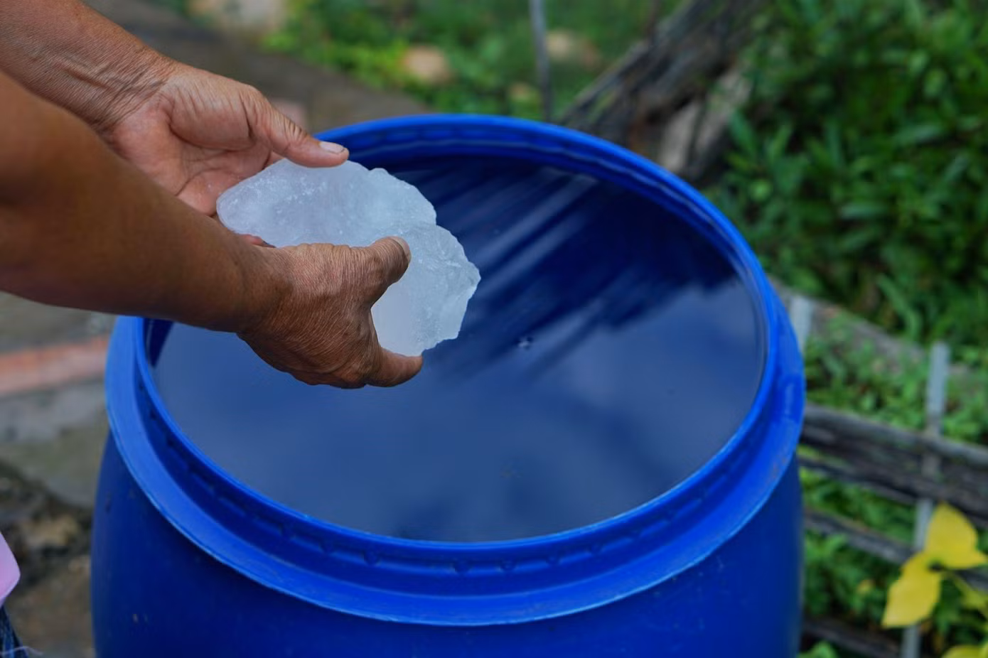 Sử dụng phèn chua có thể giúp làm sạch nước sinh hoạt. Tỷ lệ một g phèn chua dùng được cho 25 lít nước.