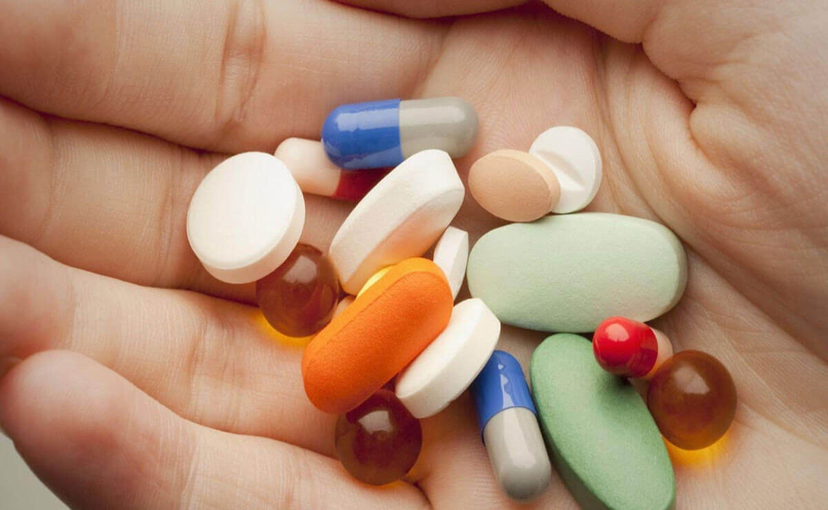 Đừng vội vàng dùng thuốc để chữa đau bụng kinh. Hãy tham khảo ý kiến của bác sĩ trước khi dùng bất cứ loại thuốc nào.