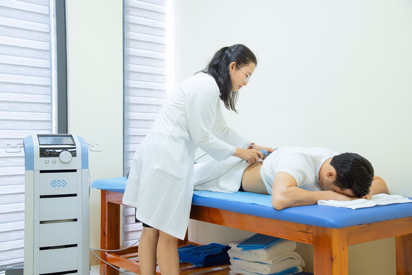 Vật lý trị liệu giúp máu lưu thông và giảm thiểu rõ rệt các cơn đau lưng. Vật lý trị liệu giúp máu lưu thông và giảm thiểu rõ rệt các cơn đau lưng.