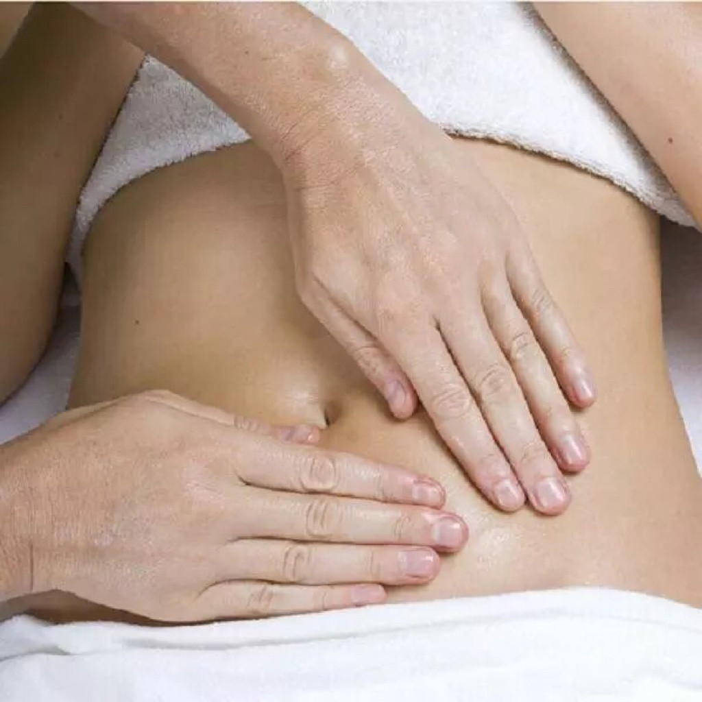 Massage nhẹ nhàng vùng bụng dưới cũng giúp giảm cơn đau bụng kinh.