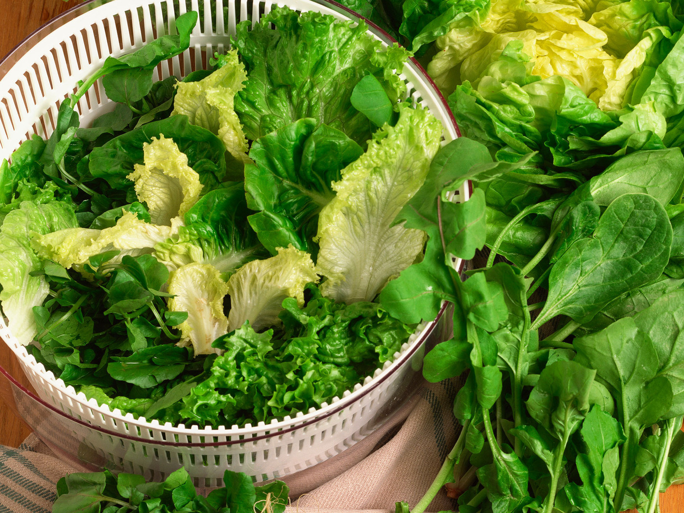 Tuyệt đối không ăn các loại rau rửa bằng nguồn nước ô nhiễm, chưa qua khử trùng.