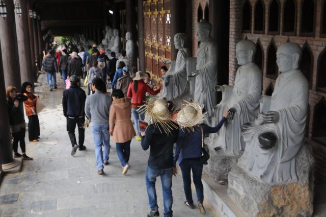 Những ngày này, cũng như nhiều ngôi chùa khác trên cả nước, chùa Bái Đính hằng ngày đón hàng trăm du khách thập phương về viếng thăm