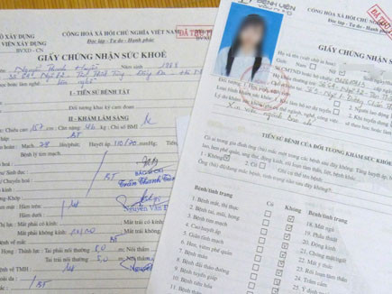 Người đến khám tự ghi vào giấy chứng nhận sức khỏe. Người đến khám tự ghi vào giấy chứng nhận sức khỏe