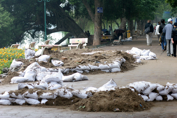 Nhiều bịch ụ cát vẫn còn trên lối đi
