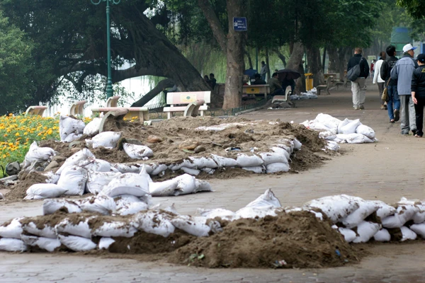 Nhiều bịch ụ cát vẫn còn trên lối đi