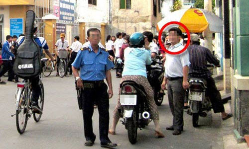 Ông T.T.B (khoanh tròn đỏ). (Ảnh: Thanh niên)