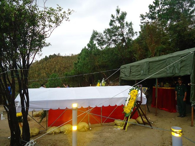 Nhiệm vụ của họ là thay phiên nhau không chỉ canh gác cho giấc ngủ bình yên của Đại tướng vào ban đêm, mà ban ngày còn phải hướng dẫn, sắp xếp khách thập phương hội tụ về viếng