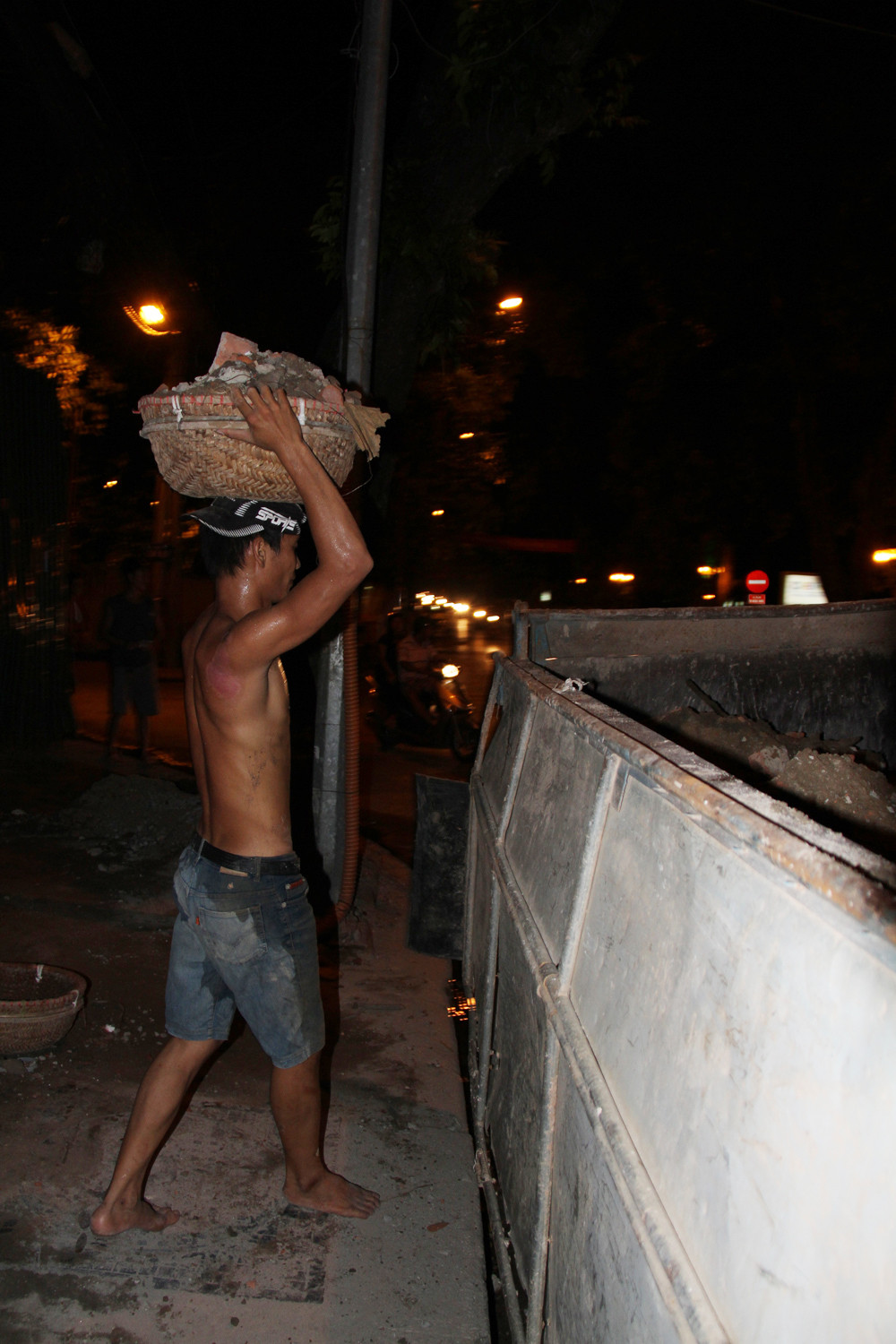 Nam thanh niên này cũng cho biết, mỗi tối thường kiếm được khoảng 200 nghìn. Ảnh: Trường Phong