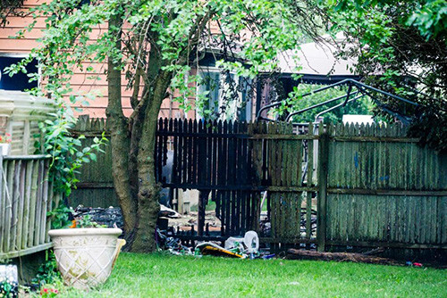 Tưởng bị đánh bom hóa ra máy bay rơi giữa sân ảnh 2