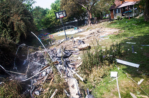 Tưởng bị đánh bom hóa ra máy bay rơi giữa sân ảnh 5