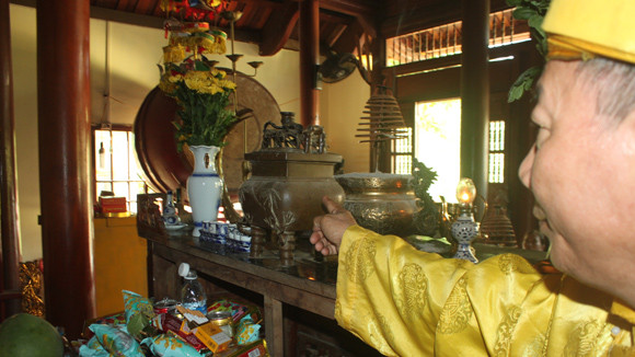 Cổ vật bị đánh cắp tự quay lại đền thiêng ảnh 1