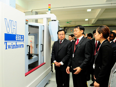 TS Phạm Xuân Khạnh, hiệu trưởng nhà trường giới thiệu mô hình đào đạo của trường với đồng chí Phạm Quang Nghị - Bí thư Thành ủy Hà Nội trong chuyến thăm và làm việc với Trường Cao đẳng Công nghệ cao Hà Nội