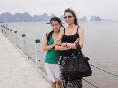 Hai nữ sinh Lào tại Việt Nam 