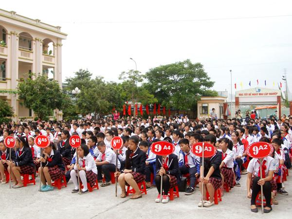 Đông đảo học sinh THCS Nam Trung Yên đã có mặt tại lễ phát động