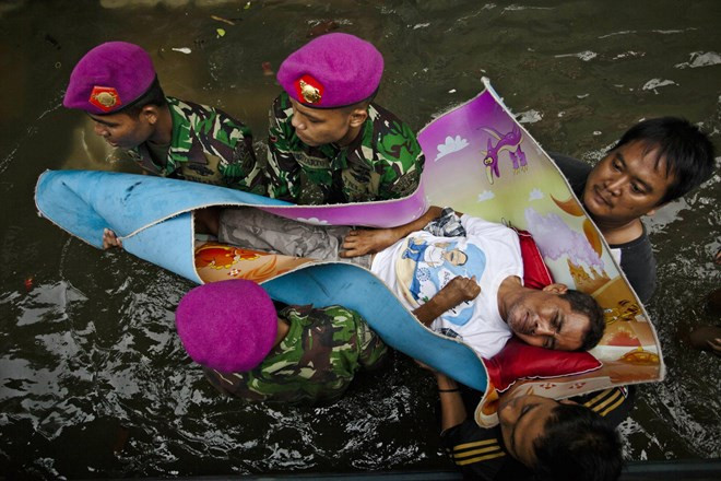 Quân đội Indonesia giúp người dân ở Syamsuri di tản sau trận lũ lụt lớn xảy ra ngày 20/1. (Nguồn: Getty)