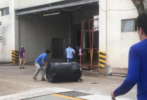 Hiện trường vụ cháy công ty ở Bình Dương: Lửa khói cuồn cuộn cao hàng chục mét ảnh 2