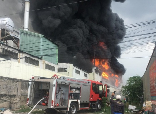 Hiện trường vụ cháy công ty ở Bình Dương: Lửa khói cuồn cuộn cao hàng chục mét ảnh 3