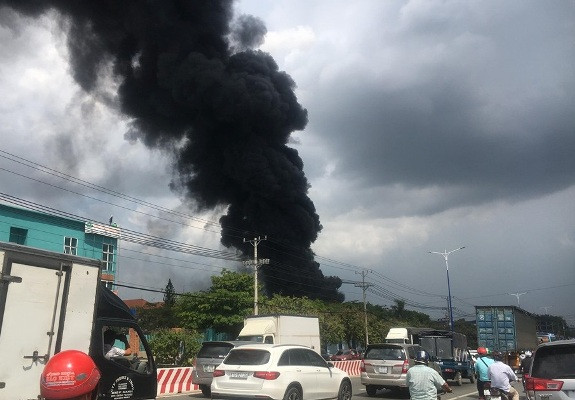 Hiện trường vụ cháy công ty ở Bình Dương: Lửa khói cuồn cuộn cao hàng chục mét ảnh 11
