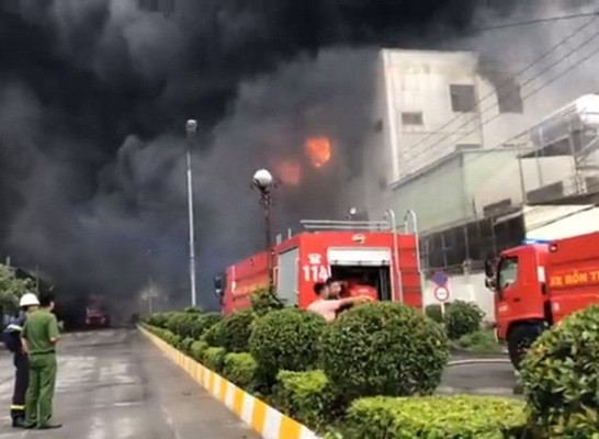 Hiện trường vụ cháy công ty ở Bình Dương: Lửa khói cuồn cuộn cao hàng chục mét ảnh 5