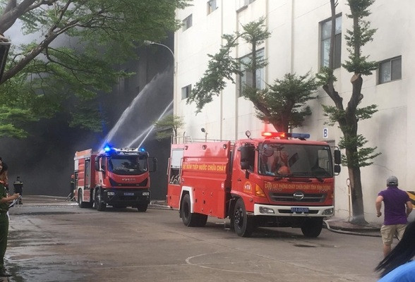 Hiện trường vụ cháy công ty ở Bình Dương: Lửa khói cuồn cuộn cao hàng chục mét ảnh 8