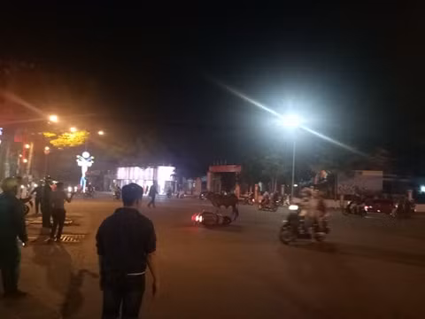 Bò ‘điên’ đại náo trên phố, húc nhiều người bị thương ở Thủ Dầu Một ảnh 1