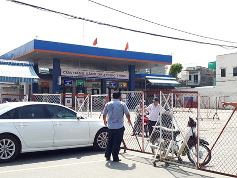 Kinh hoàng hàng loạt trụ điện đổ giữa đường nhiều người thoát chết ảnh 4