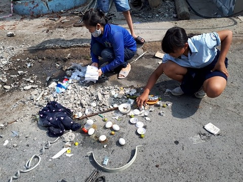 Kinh hoàng hàng loạt trụ điện đổ giữa đường nhiều người thoát chết ảnh 6