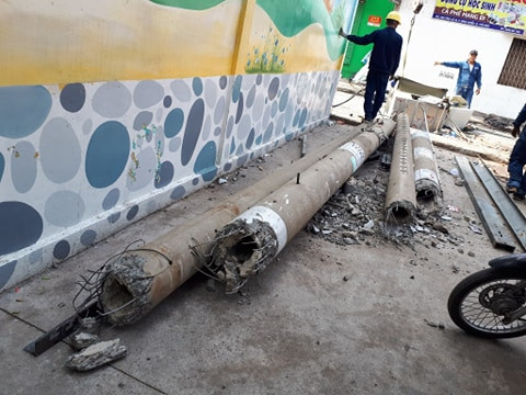 Kinh hoàng hàng loạt trụ điện đổ giữa đường nhiều người thoát chết ảnh 3